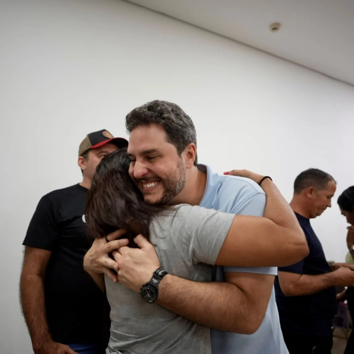 Abraço em apoiador depois da convenção