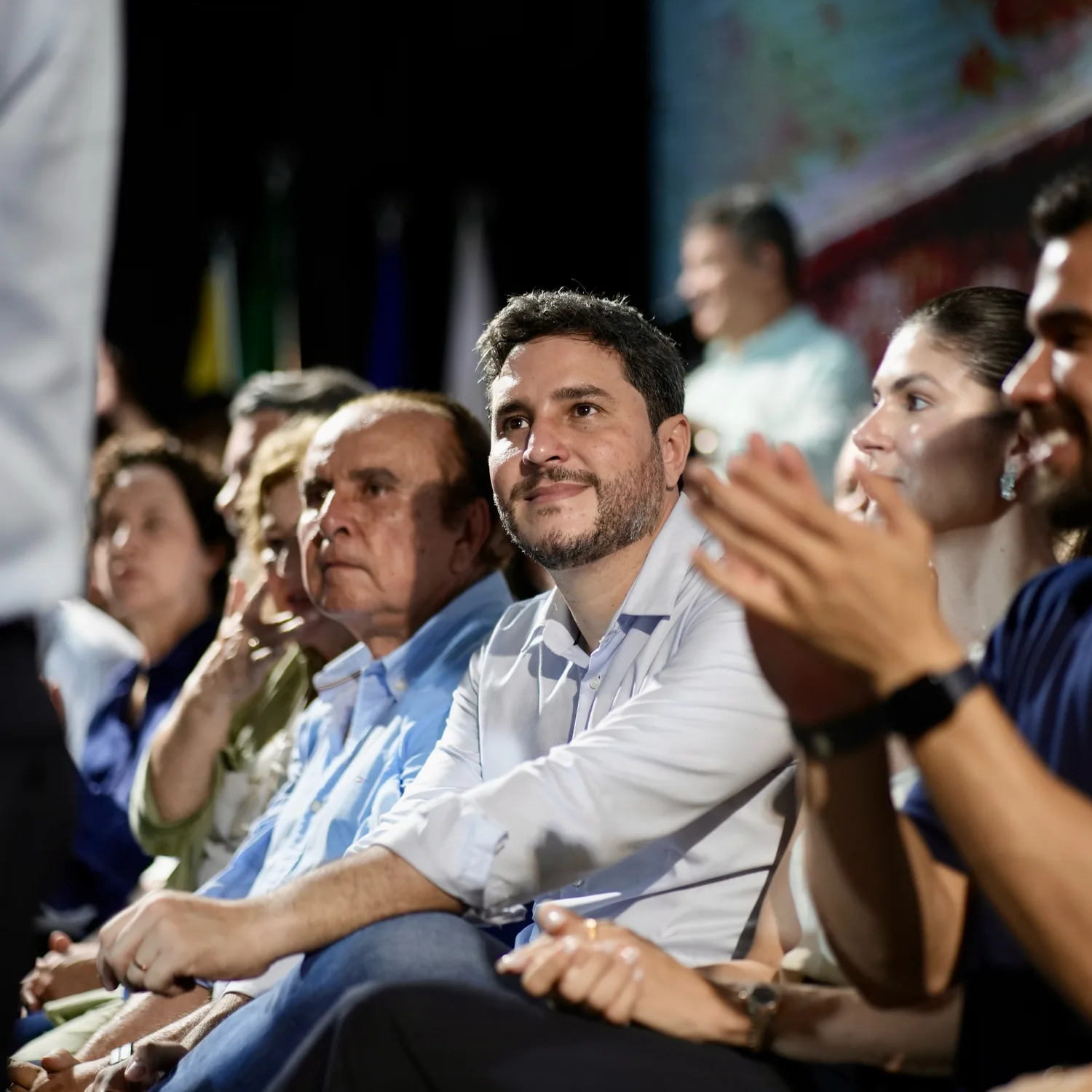 Na plateia, ao lado de lideranças do interior